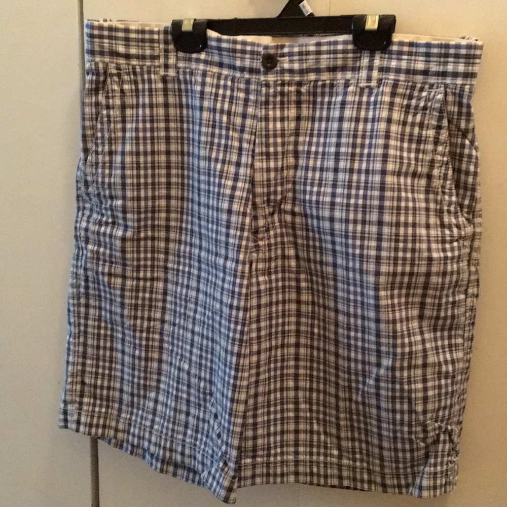 Izod blue checkered shorts